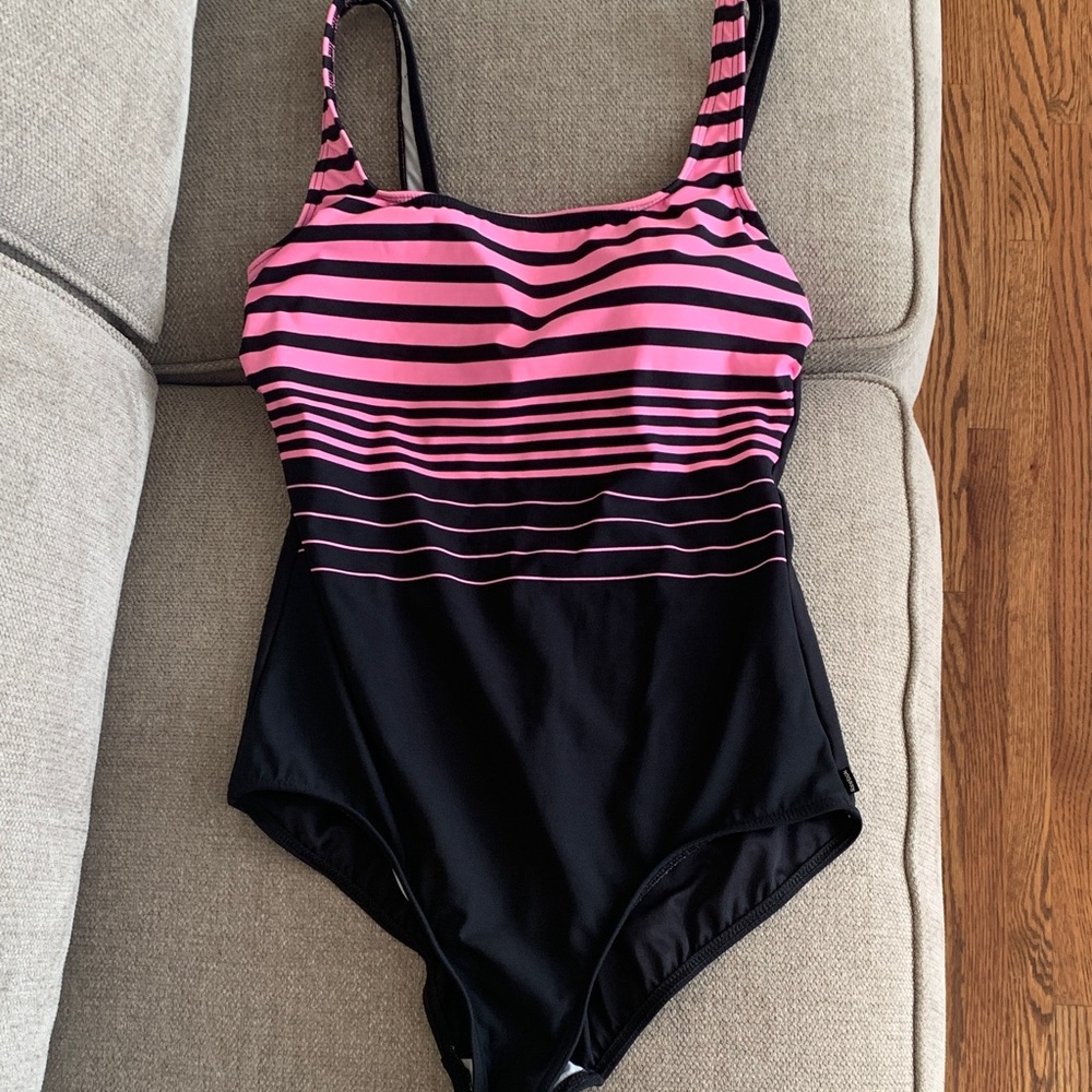 Gently used Reebok one piece swimsuit
Size US 14
Pink/black